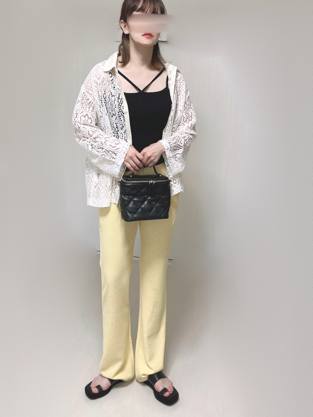 ブラック系のキャミソール、イエロー系のその他パンツ、ブラック系のショルダーバッグを着用したレディースの夏コーディネートの2枚目の写真