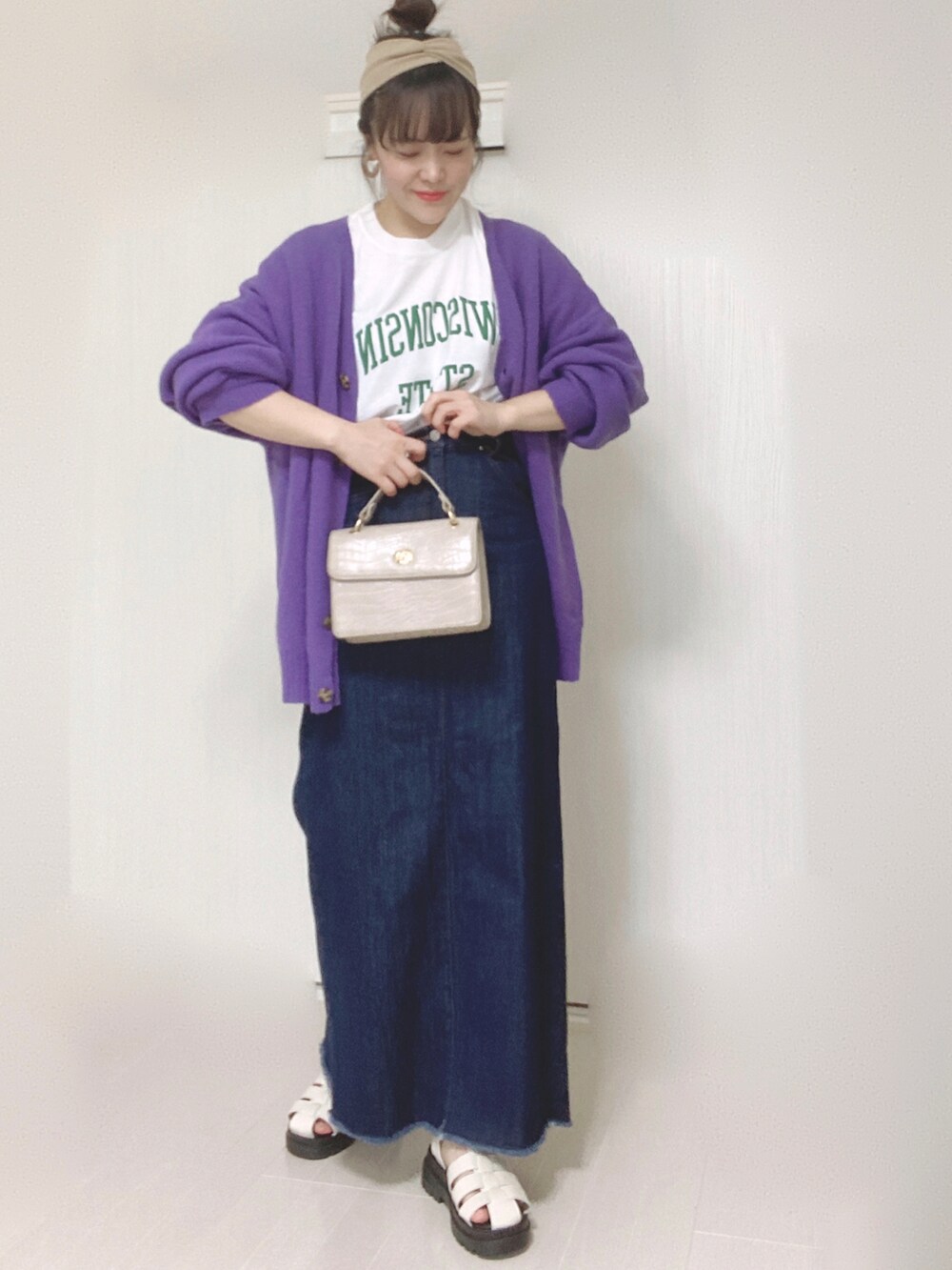 ホワイト系のTシャツ/カットソー、パープル系のカーディガン/ボレロ、ブルー系のデニムスカートを着用したレディースの夏コーディネートの3枚目の写真