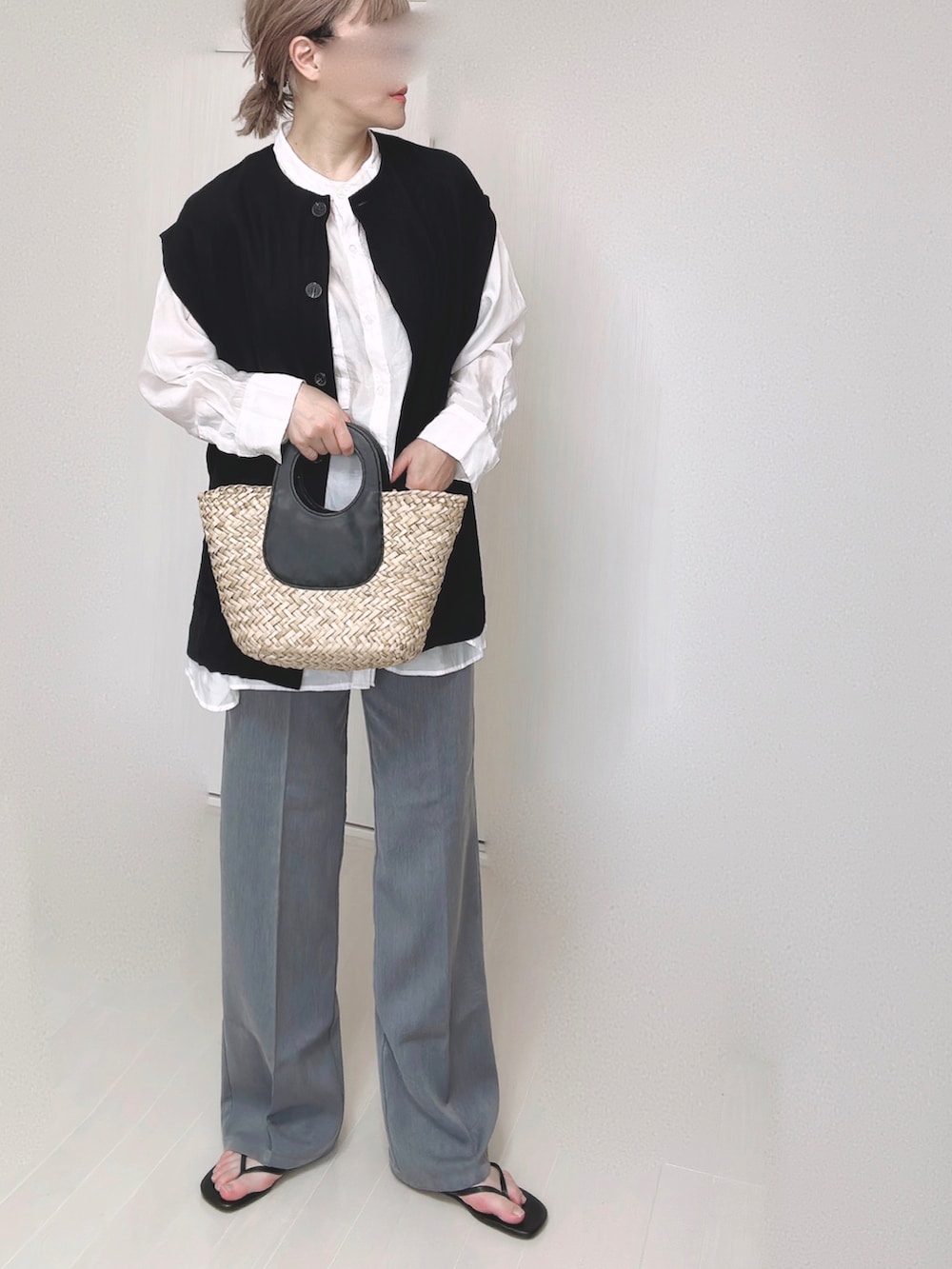 ブラック系のベスト、ホワイト系のシャツ/ブラウス、ブラック系のサンダルを着用したレディースの夏コーディネートの5枚目の写真