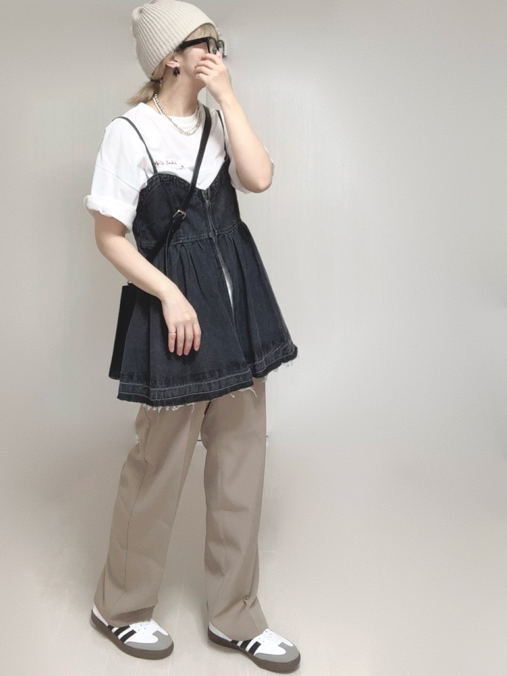 ホワイト系のTシャツ/カットソー、ベージュ系のセットアップ、ブラック系のショルダーバッグを着用したレディースの春コーディネートの3枚目の写真