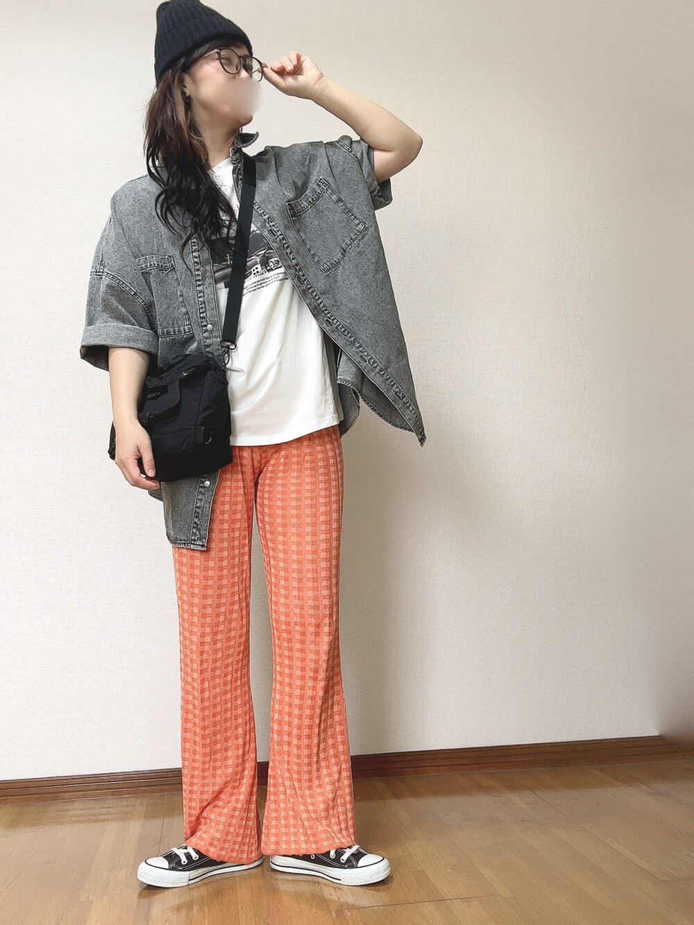 ブラック系のシャツ/ブラウス、ブラック系のショルダーバッグ、オレンジ系のその他パンツを着用したレディースの夏コーディネートの3枚目の写真