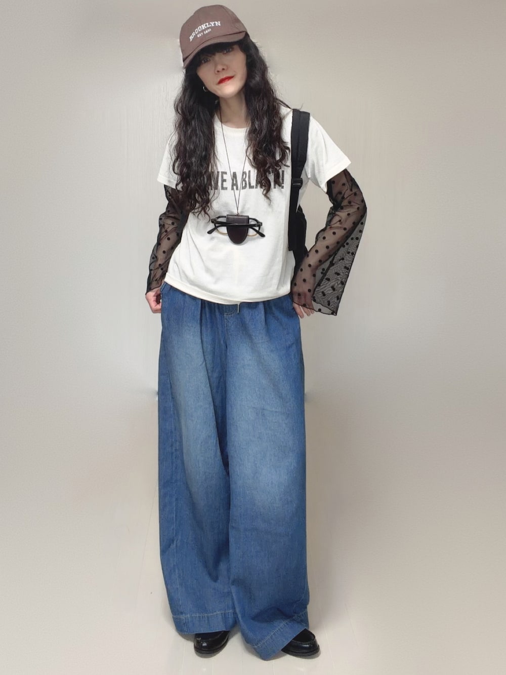 ホワイト系のTシャツ/カットソー、ブラック系のシャツ/ブラウス、ブラック系のローファーを着用したレディースの春コーディネートの4枚目の写真