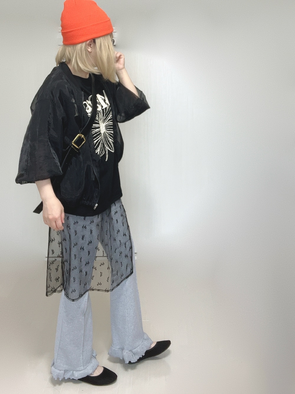 ブラック系のTシャツ/カットソー、グレー系のその他パンツ、ブラック系のパンプスを着用したレディースの夏コーディネートの2枚目の写真