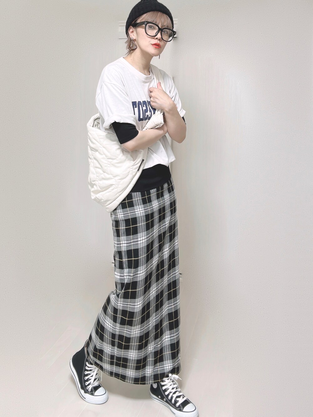 ブラック系のスカート、ブラック系のTシャツ/カットソー、ホワイト系のショルダーバッグを着用したレディースの夏コーディネートの2枚目の写真