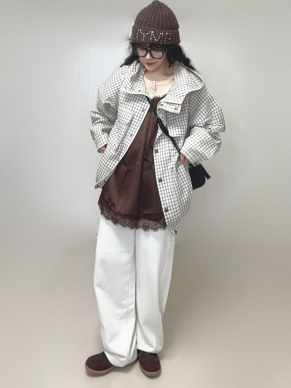 ブラック系のボストンバッグ、ホワイト系のパーカー、ホワイト系のニット/セーターを着用したレディースの春コーディネートの3枚目の写真