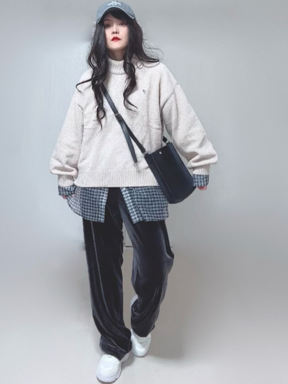 ブラック系のシャツ/ブラウス、ベージュ系のニット/セーター、ブラック系のショルダーバッグを着用したレディースの秋コーディネートの5枚目の写真