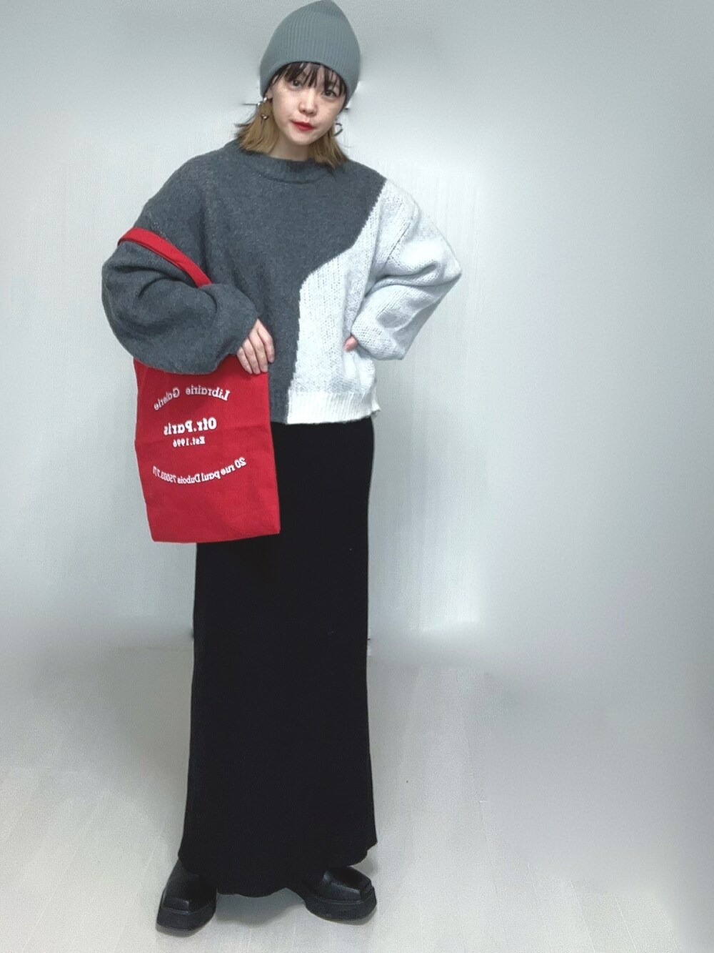 ブラック系のスカート、ブラック系のブーツを着用したレディースの冬コーディネートの4枚目の写真