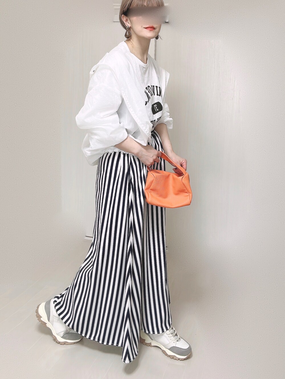 ホワイト系のTシャツ/カットソー、オレンジ系のショルダーバッグ、ブルー系のスカートを着用したレディースの春コーディネートの5枚目の写真