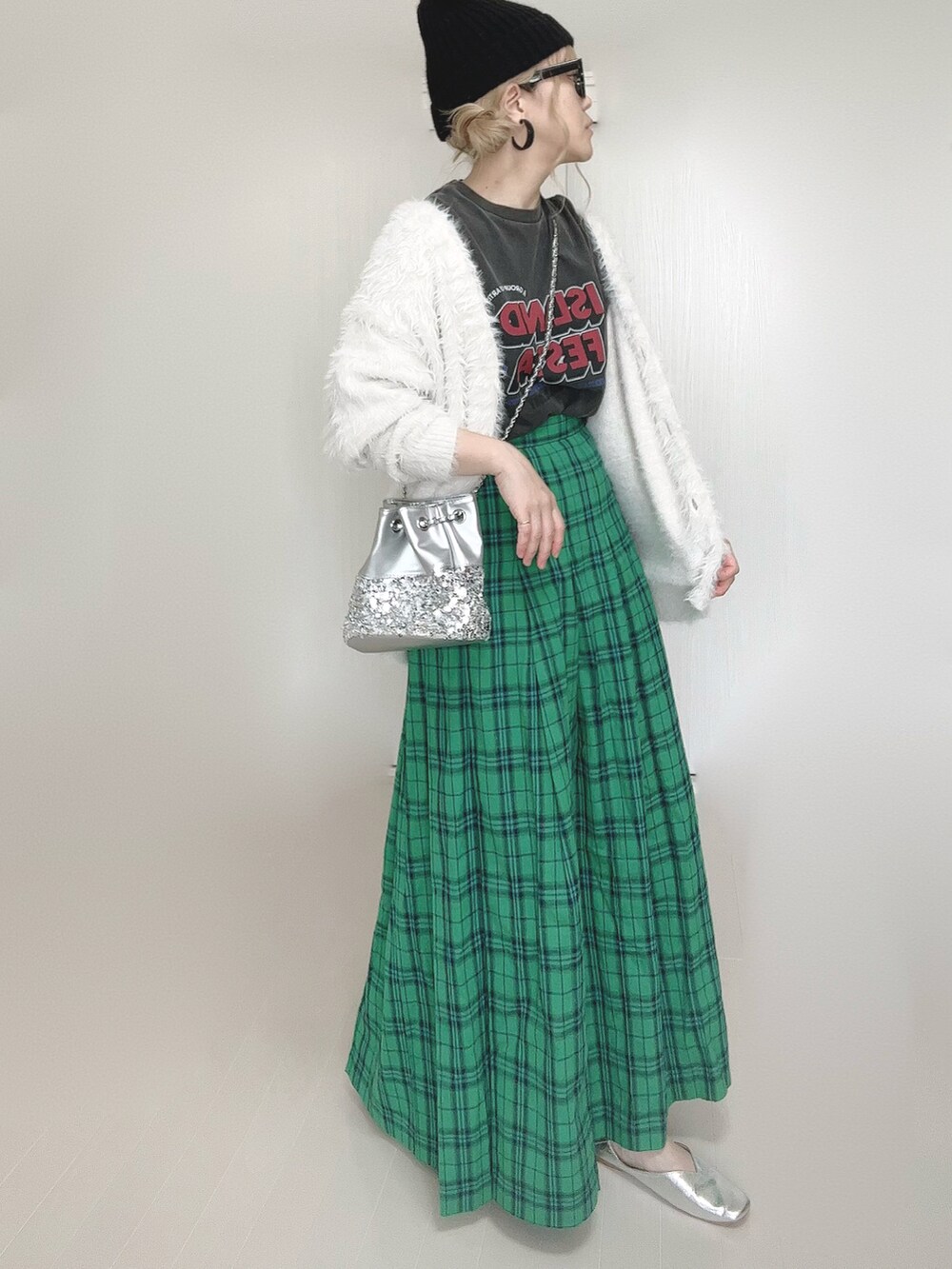 ホワイト系のカーディガン/ボレロ、グレー系のTシャツ/カットソー、シルバー系のショルダーバッグを着用したレディースの秋コーディネートの4枚目の写真