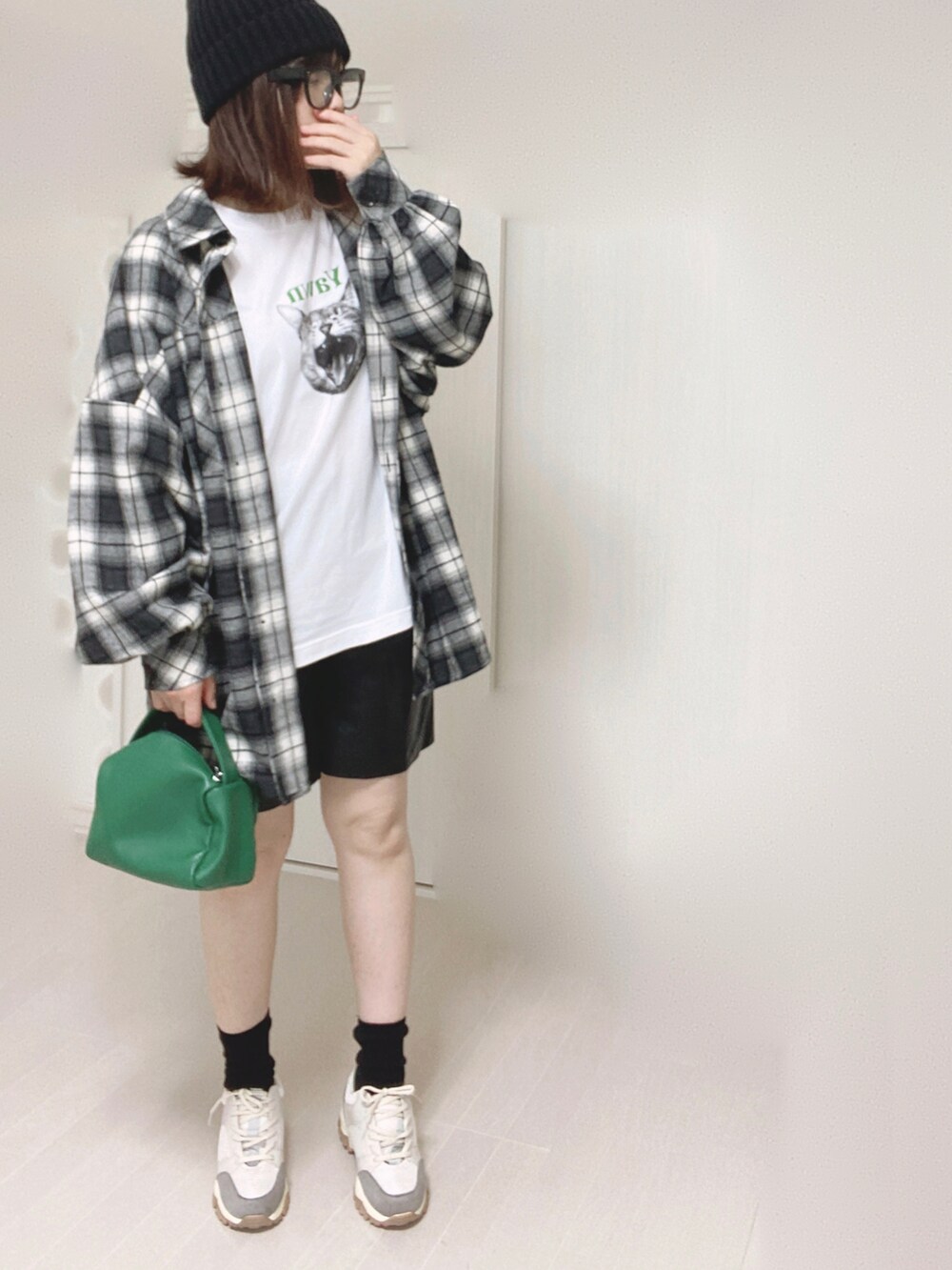 ホワイト系のTシャツ/カットソー、ベージュ系のスニーカー、ブラック系のその他パンツを着用したレディースの秋コーディネートの2枚目の写真