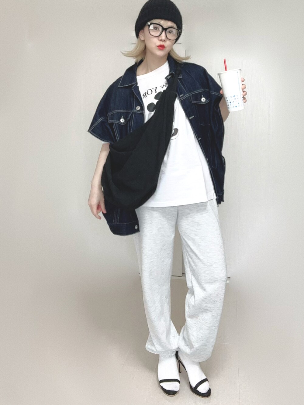 ブルー系のベスト、ホワイト系のTシャツ/カットソー、ブラック系のサンダルを着用したレディースの春コーディネートの5枚目の写真