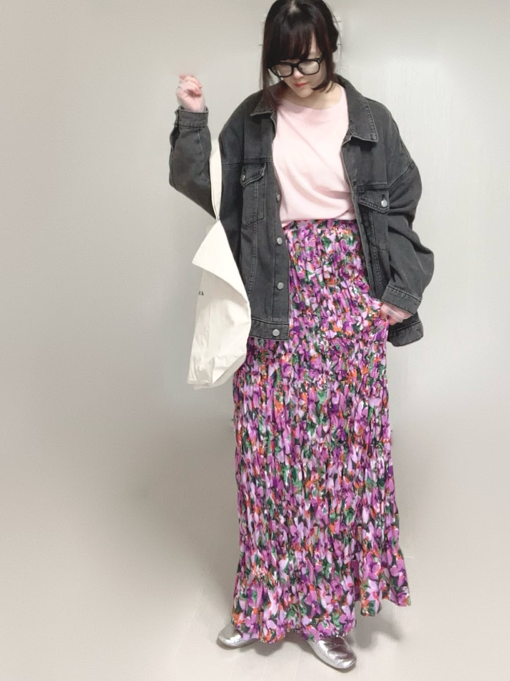 ピンク系のTシャツ/カットソー、ブラック系のデニムジャケット、ホワイト系のトートバッグを着用したレディースの春コーディネートの3枚目の写真