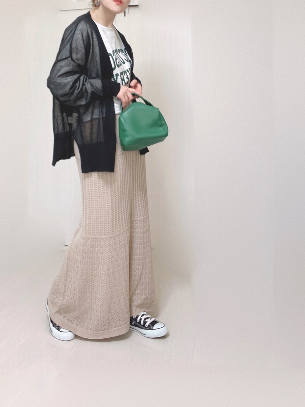 ブラック系のカーディガン/ボレロ、グリーン系のハンドバッグ、ブラック系のスニーカーを着用したレディースの春コーディネートの3枚目の写真