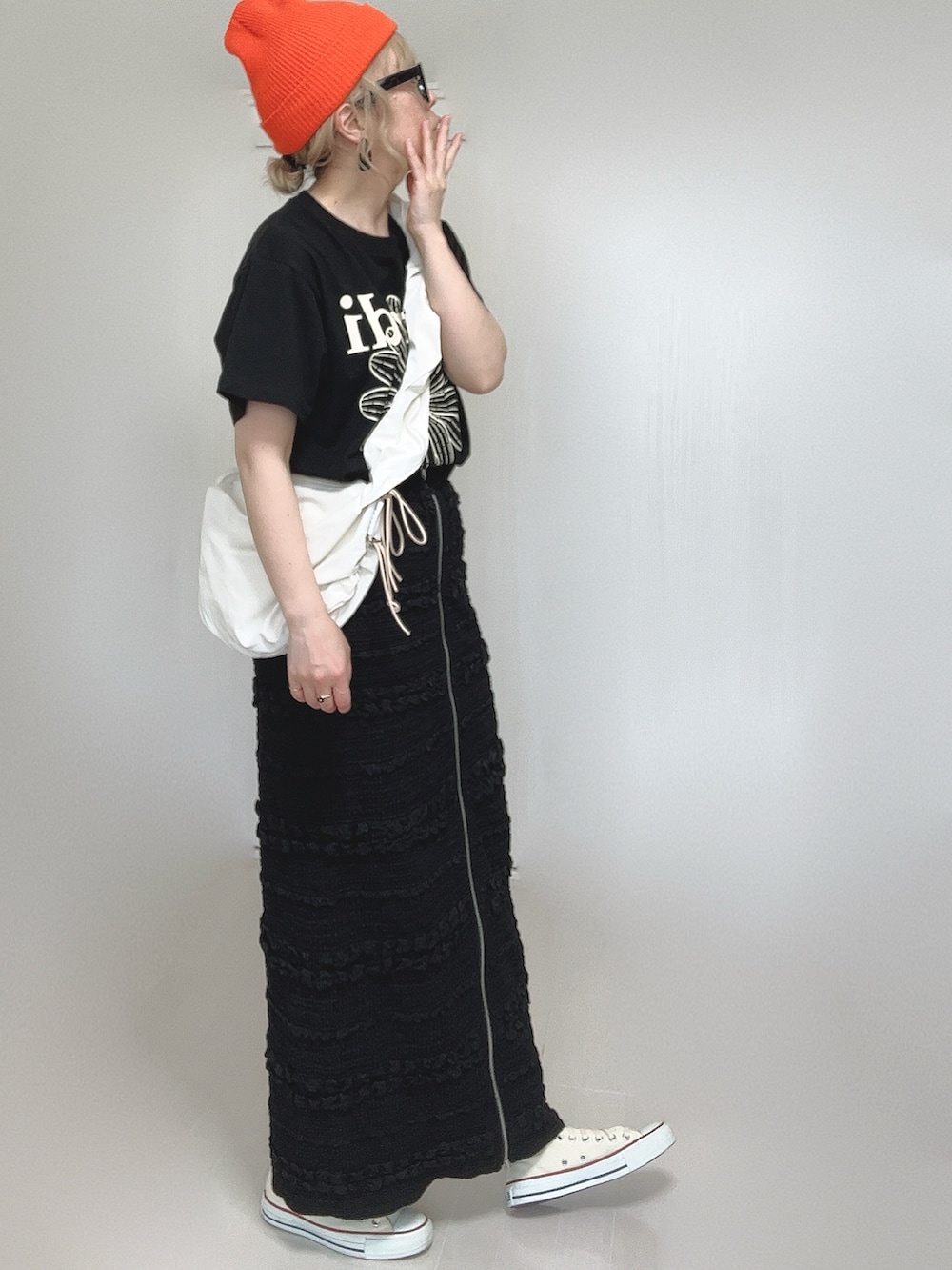 ブラック系のスカート、ホワイト系のショルダーバッグ、ブラック系のTシャツ/カットソーを着用したレディースの夏コーディネートの3枚目の写真