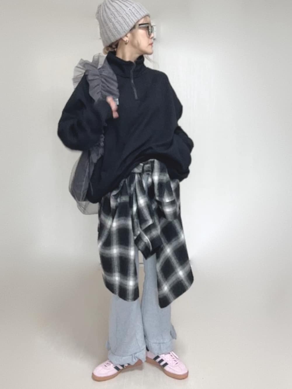 ブラック系のシャツ/ブラウス、グレー系のショルダーバッグ、ブラック系のスウェットを着用したレディースの秋コーディネートの5枚目の写真