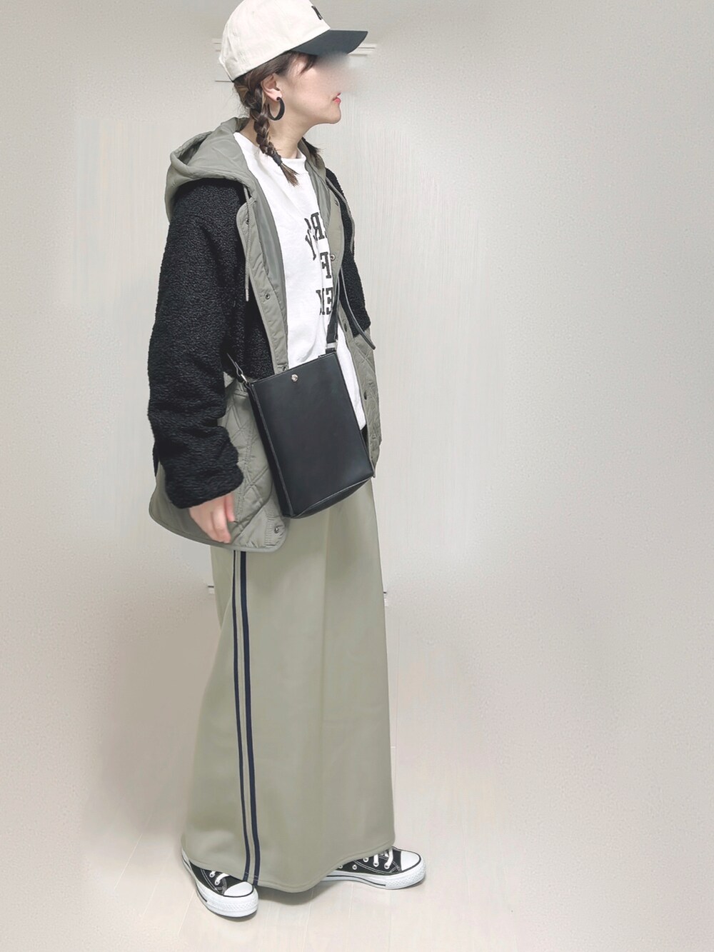 ブラック系のブルゾン、ホワイト系のスウェット、ブラック系のショルダーバッグを着用したレディースの秋コーディネートの2枚目の写真