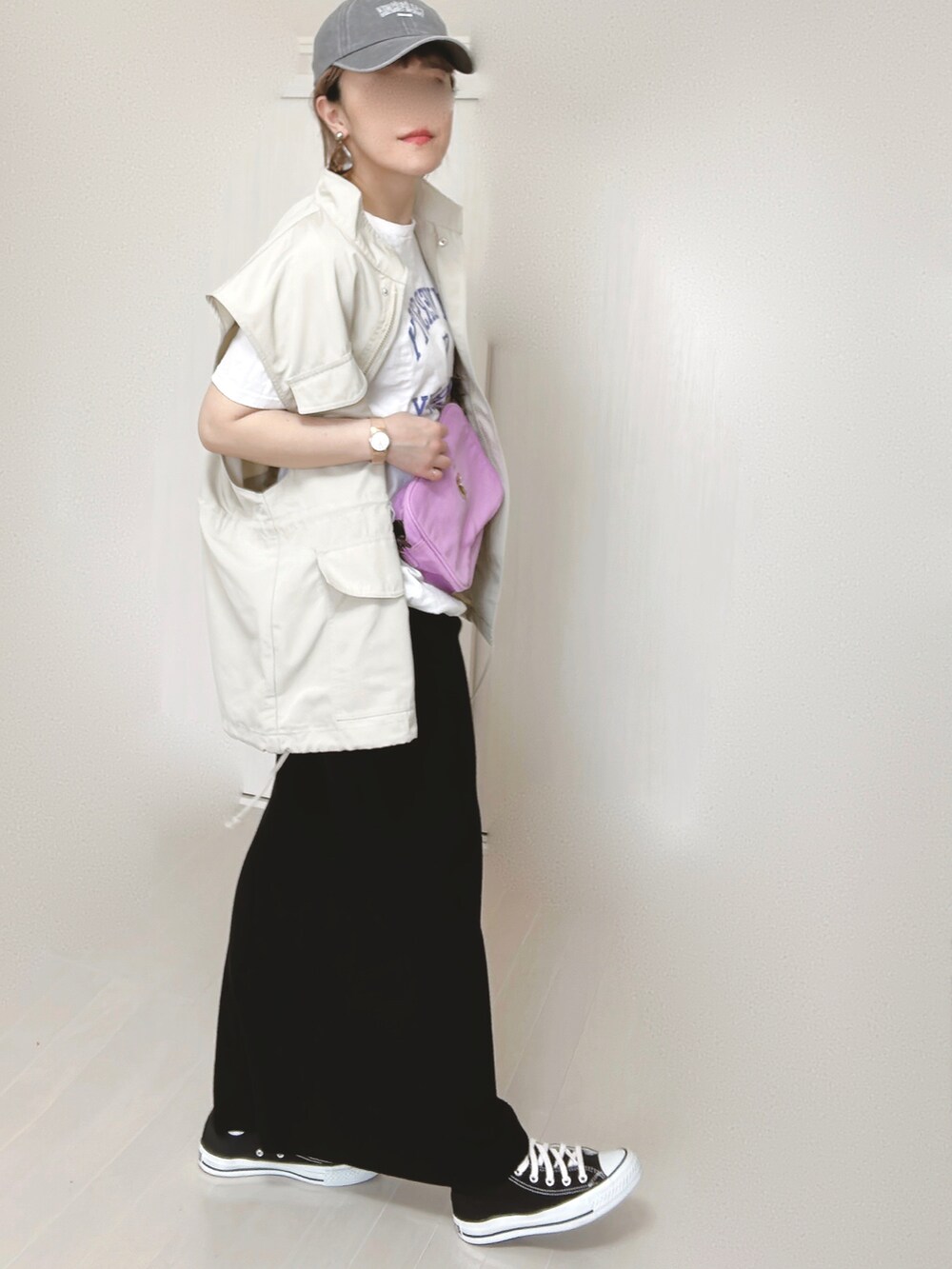 パープル系のショルダーバッグ、ホワイト系のTシャツ/カットソー、ホワイト系のベストを着用したレディースの春コーディネートの4枚目の写真