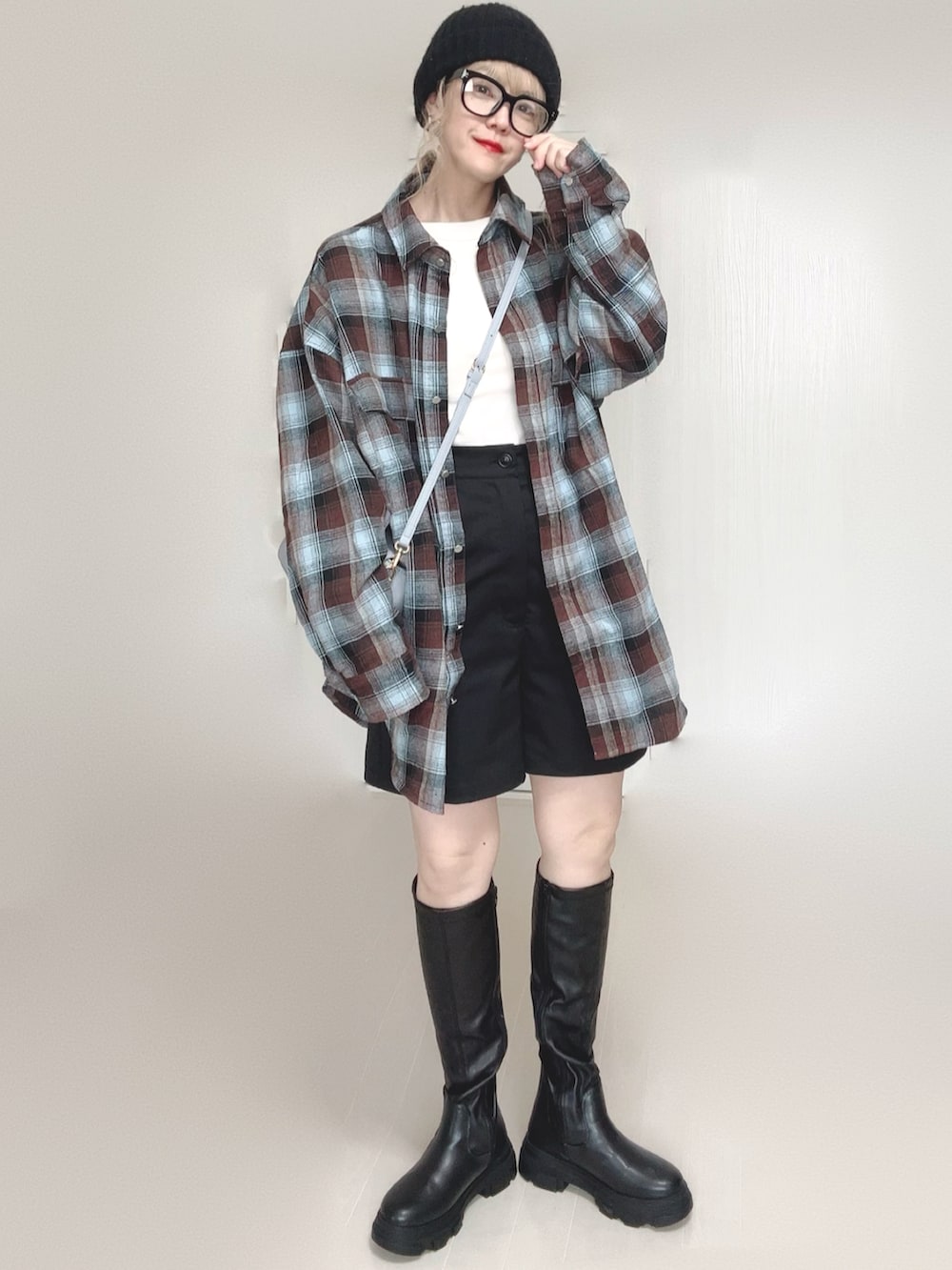 ブラウン系のシャツ/ブラウス、ブラック系のその他パンツ、ブラック系のブーツを着用したレディースの秋コーディネートの4枚目の写真