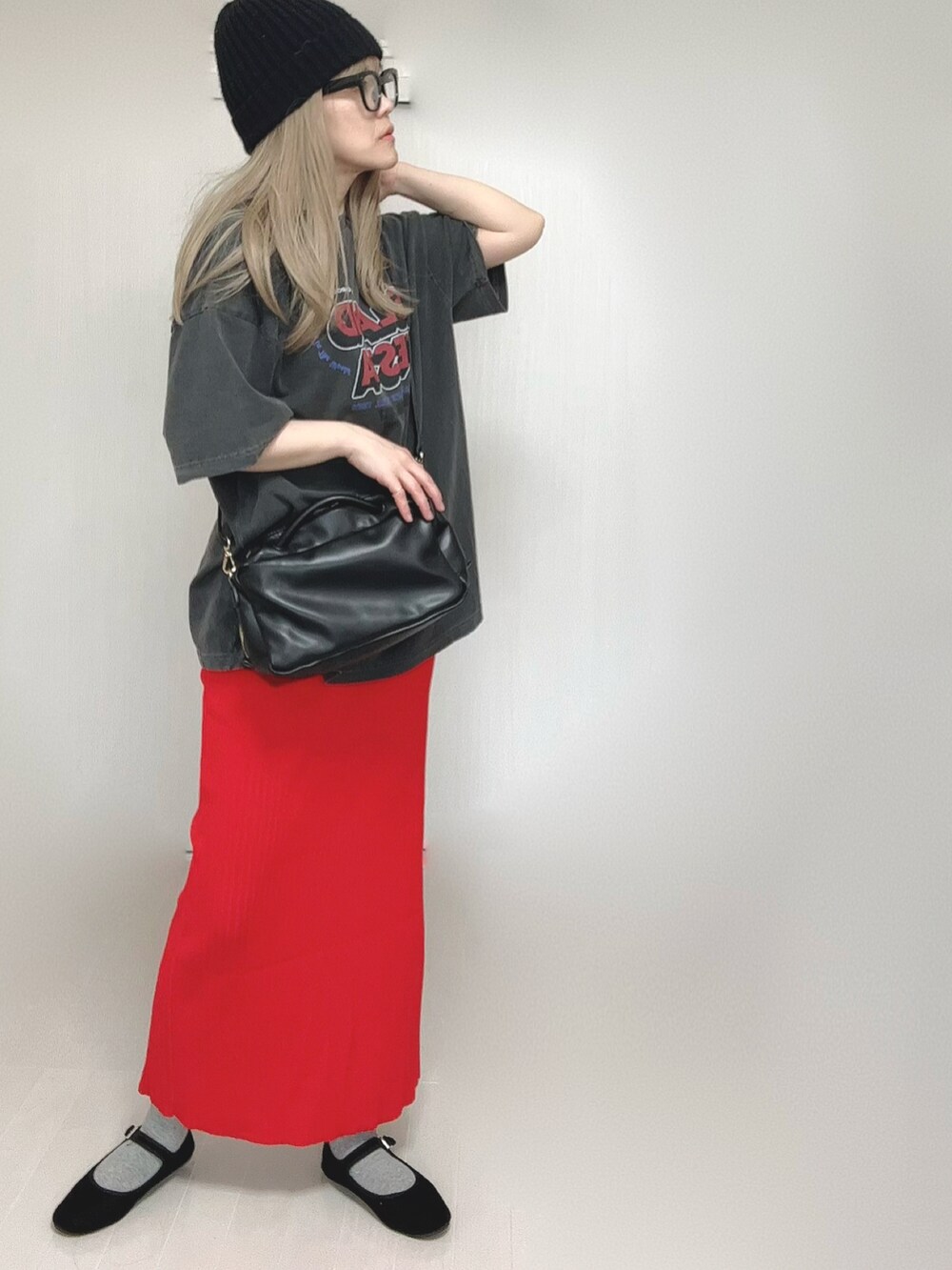 グレー系のTシャツ/カットソー、ブラック系のボストンバッグ、レッド系のスカートを着用したレディースの春コーディネートの2枚目の写真