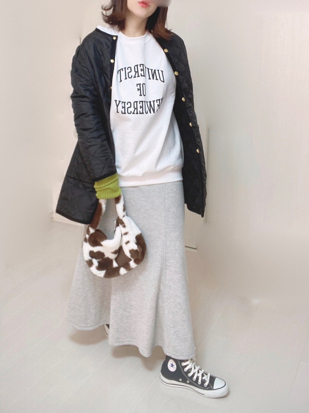 ブラック系のその他アウター、ホワイト系のスウェット、グレー系のスカートを着用したレディースの冬コーディネートの3枚目の写真