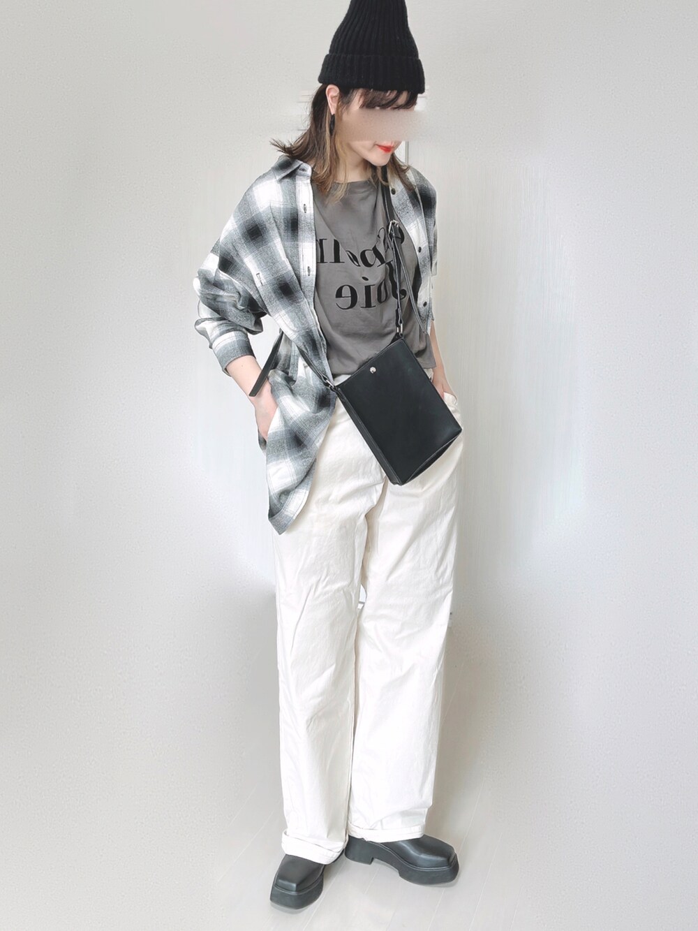 ホワイト系のシャツ/ブラウス、ブラック系のショルダーバッグ、ホワイト系のその他パンツを着用したレディースの秋コーディネートの3枚目の写真