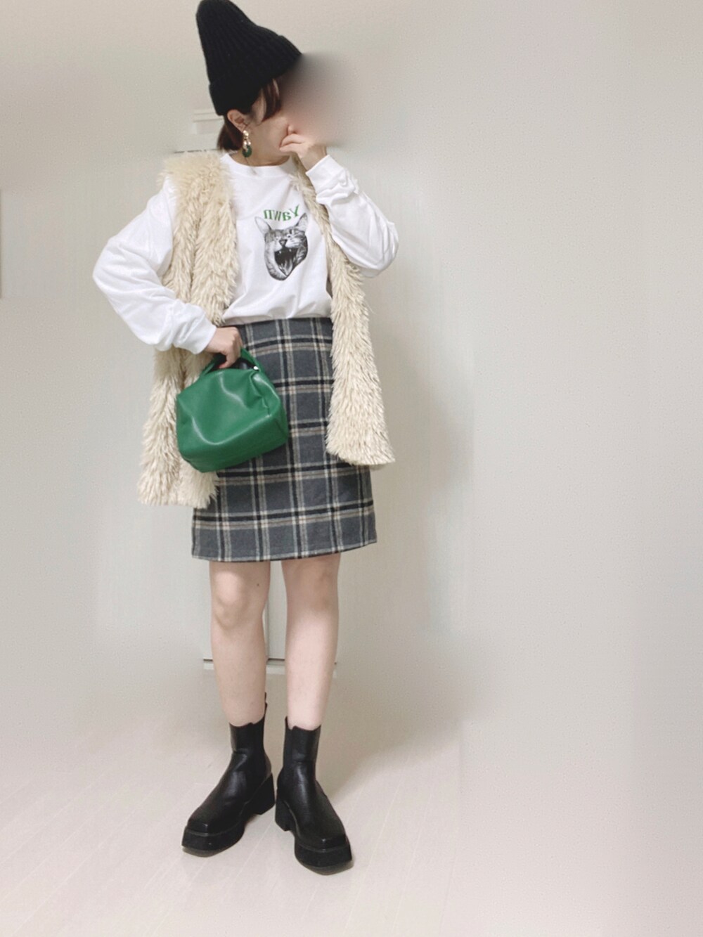 ホワイト系のTシャツ/カットソー、ホワイト系のベスト、グリーン系のハンドバッグを着用したレディースの夏コーディネートの4枚目の写真