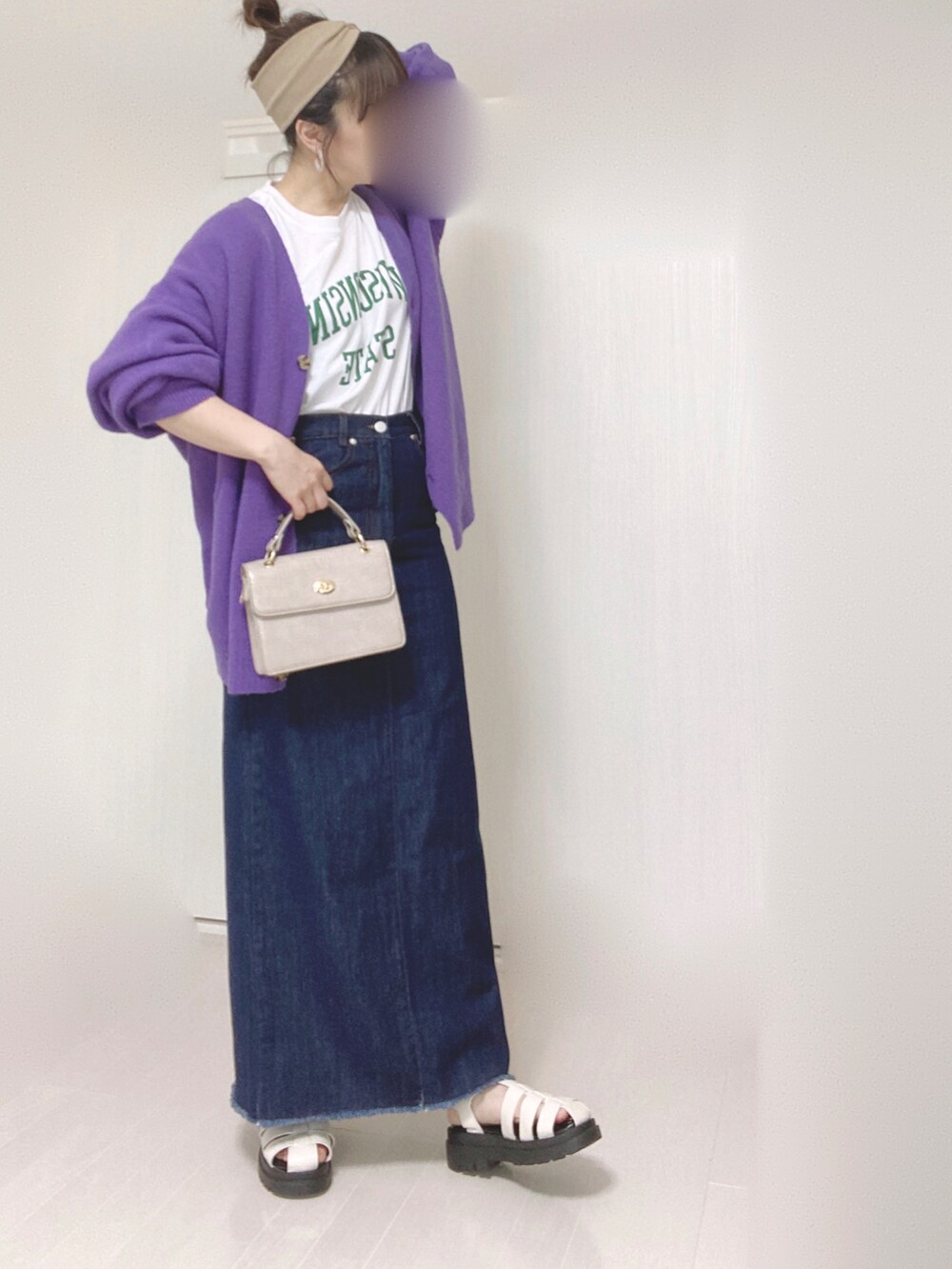 ホワイト系のTシャツ/カットソー、パープル系のカーディガン/ボレロ、ブルー系のデニムスカートを着用したレディースの夏コーディネートの2枚目の写真