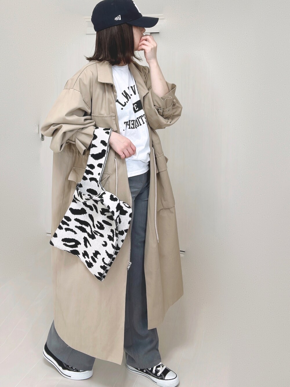 ホワイト系のTシャツ/カットソー、ベージュ系のその他アウター、ブラック系のスニーカーを着用したレディースの秋コーディネートの2枚目の写真