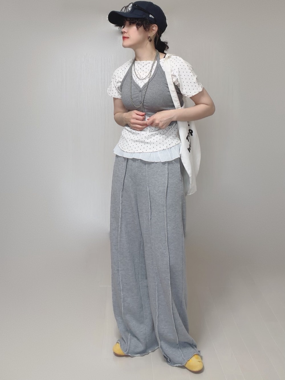 グレー系のスウェットパンツ、ホワイト系のTシャツ/カットソー、イエロー系のスニーカーを着用したレディースの夏コーディネートの4枚目の写真