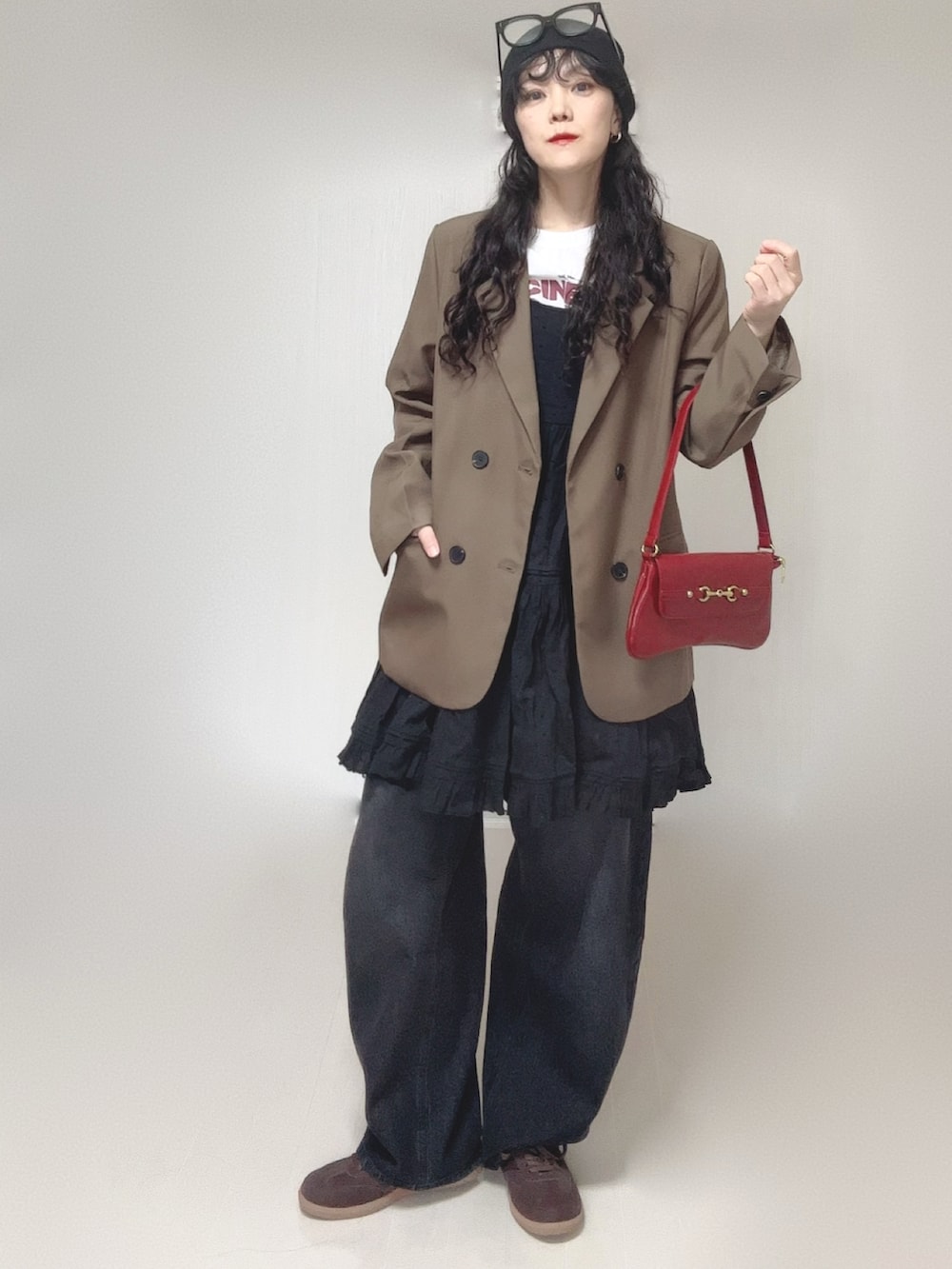 ブラック系のチュニック、ホワイト系のTシャツ/カットソー、ブラウン系のテーラードジャケットを着用したレディースの春コーディネートの3枚目の写真