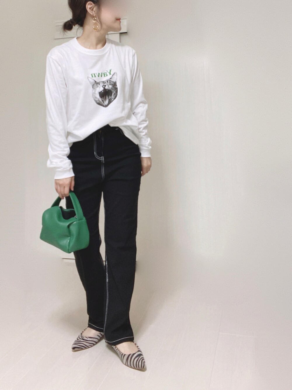 ホワイト系のTシャツ/カットソー、グリーン系のハンドバッグ、その他のパンプスを着用したレディースの秋コーディネートの2枚目の写真