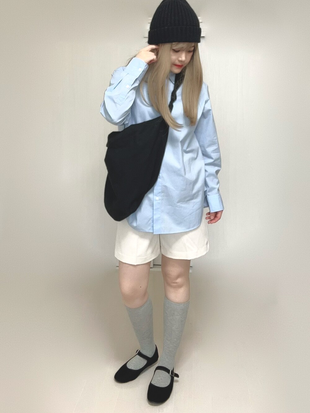 ホワイト系のその他パンツ、ブルー系のシャツ/ブラウス、ブラック系のパンプスを着用したレディースの春コーディネートの3枚目の写真