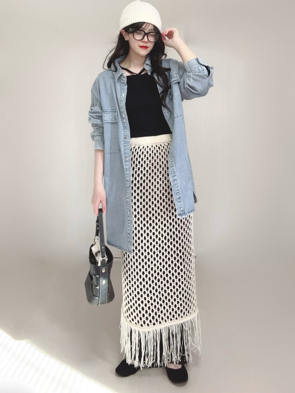 ブルー系のシャツ/ブラウス、ブラック系のキャミソール、ホワイト系のスカートを着用したレディースの春コーディネートの2枚目の写真