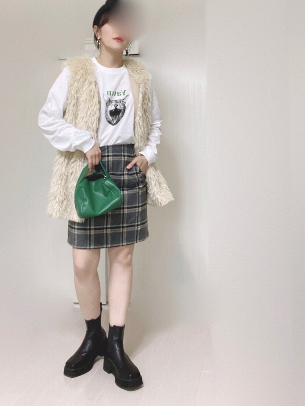 ホワイト系のTシャツ/カットソー、ホワイト系のベスト、グリーン系のハンドバッグを着用したレディースの夏コーディネートの5枚目の写真