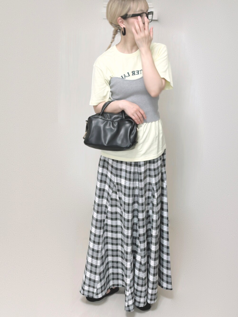 イエロー系のTシャツ/カットソー、グレー系のチューブトップ、ブラック系のボストンバッグを着用したレディースの秋コーディネートの4枚目の写真