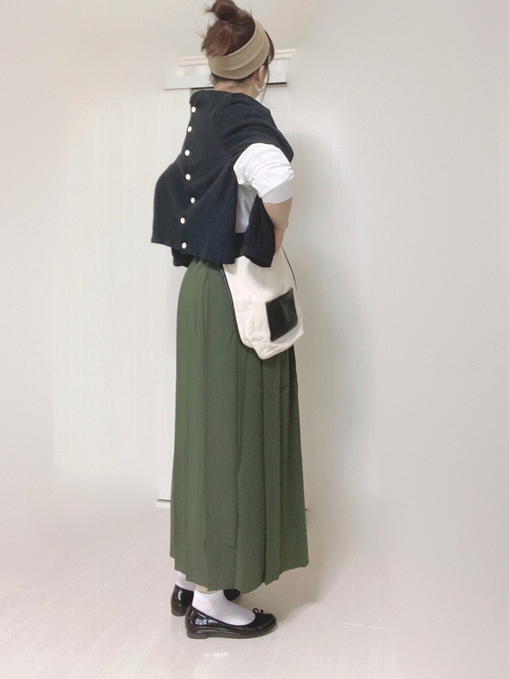 ホワイト系のTシャツ/カットソー、ブラック系のカーディガン/ボレロ、ホワイト系のショルダーバッグを着用したレディースの夏コーディネートの3枚目の写真