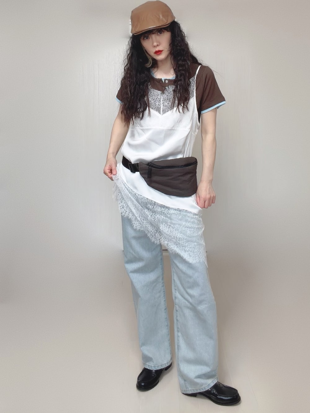 ブラウン系のTシャツ/カットソー、ホワイト系のキャミソール、ブルー系のデニムパンツを着用したレディースの春コーディネートの5枚目の写真