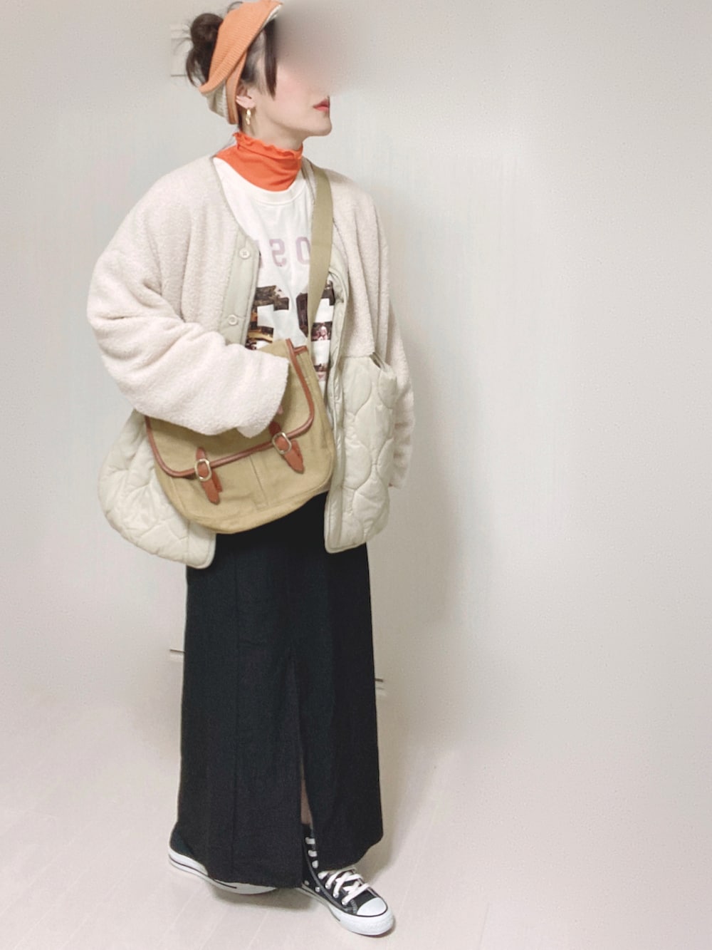 ブラック系のスカート、ホワイト系のその他アウター、ベージュ系のショルダーバッグを着用したレディースの秋コーディネートの2枚目の写真
