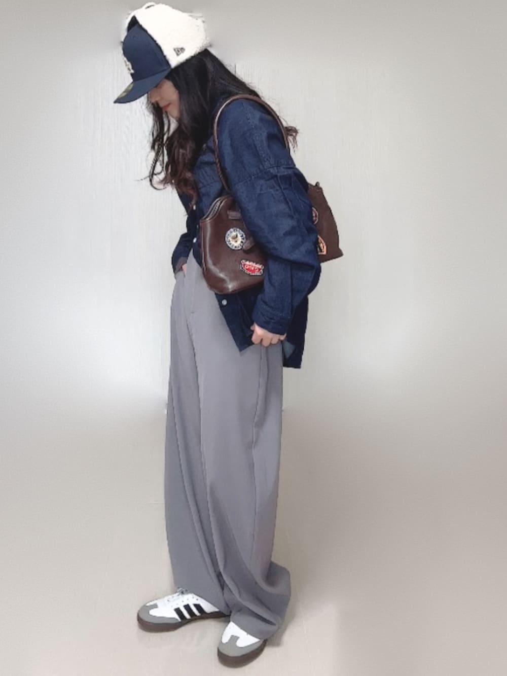 グレー系のその他パンツ、ブラウン系のテーラードジャケット、ブルー系のシャツ/ブラウスを着用したレディースの冬コーディネートの5枚目の写真