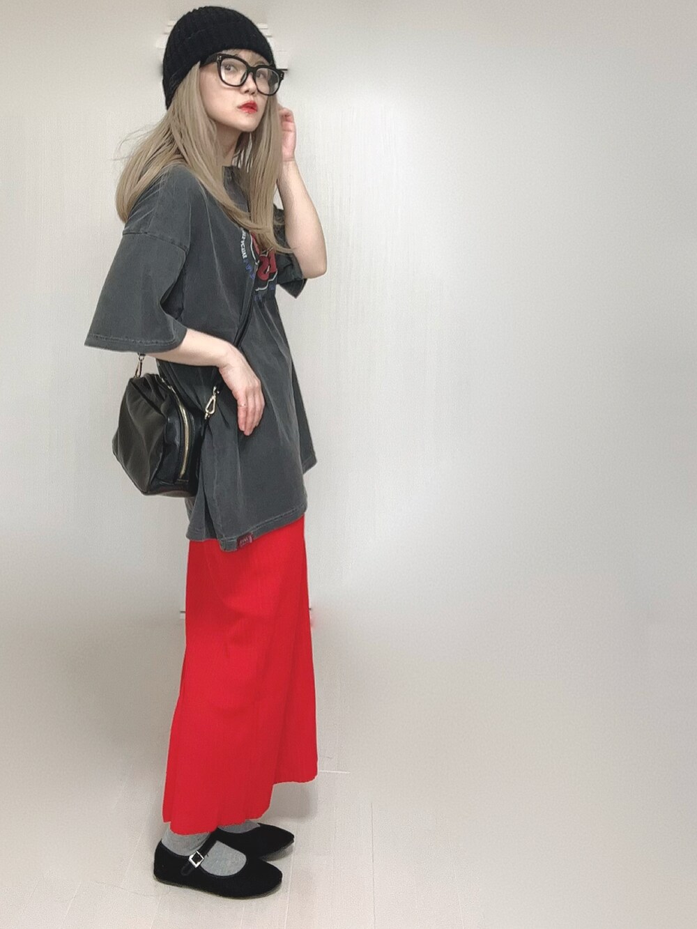 グレー系のTシャツ/カットソー、ブラック系のボストンバッグ、レッド系のスカートを着用したレディースの春コーディネートの4枚目の写真