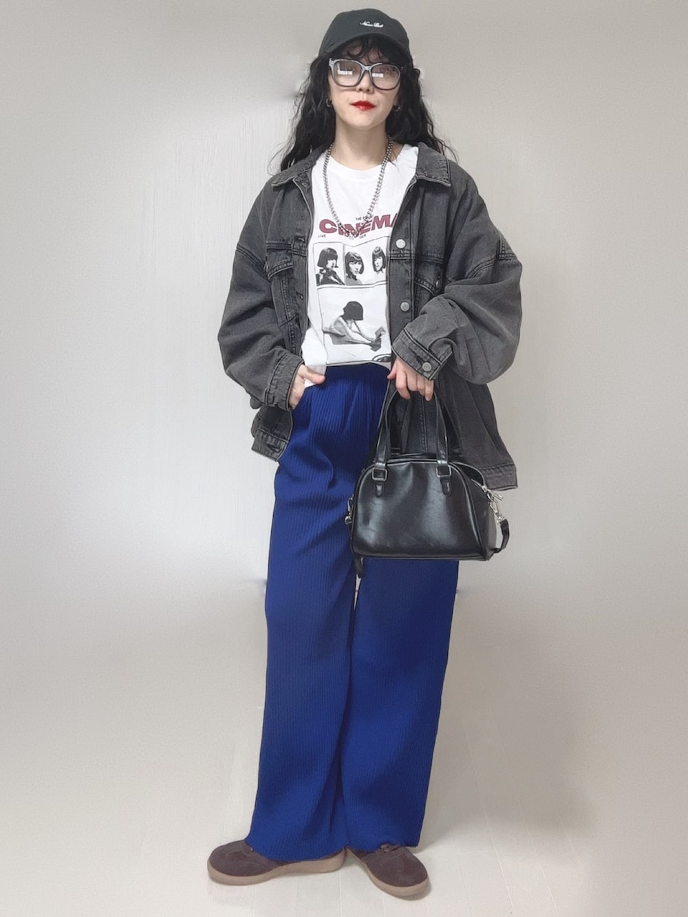 ホワイト系のTシャツ/カットソー、ブラック系のデニムジャケット、ブルー系のその他パンツを着用したレディースの春コーディネートの4枚目の写真