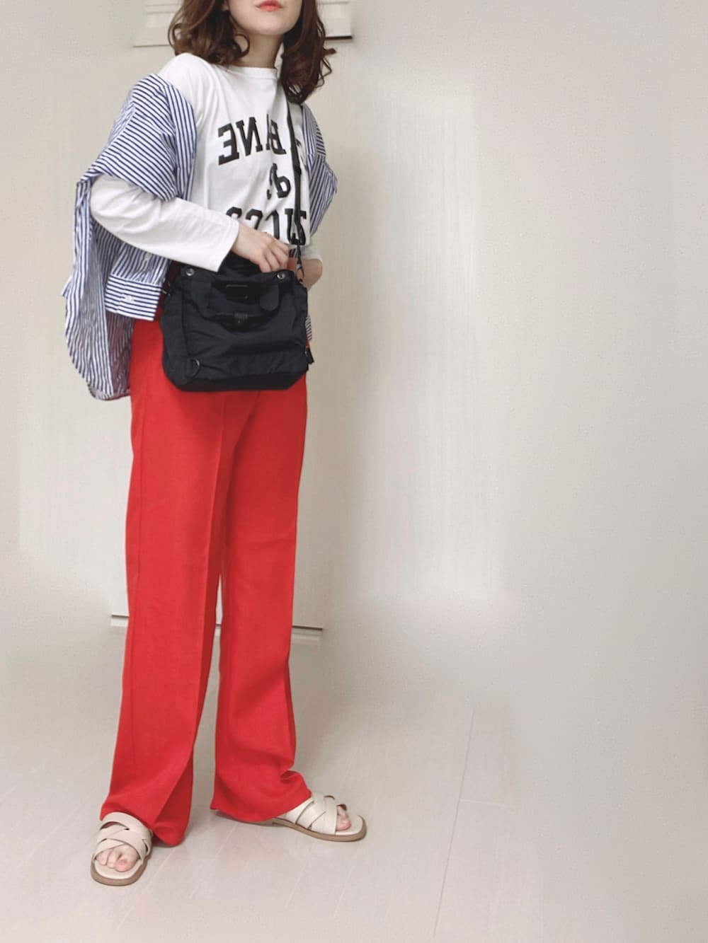 「春コーデ、zucca、ロゴT、ANGIE VINTAGE、Angie、ストライプシャツ、カラーパンツ、menue、welleg、ウェレッグ、welleg select、大人カジュアル、ショルダーバッグ、２ＷＡＹ、PR」｜「ZUCCaのカレッジLOGOロンT/長袖Tシャツ（Tシャツ/カットソー、ホワイト系）」を使った、Ⓜ︎さん（レディース・152cm）の春コーディネートの3枚目の写真