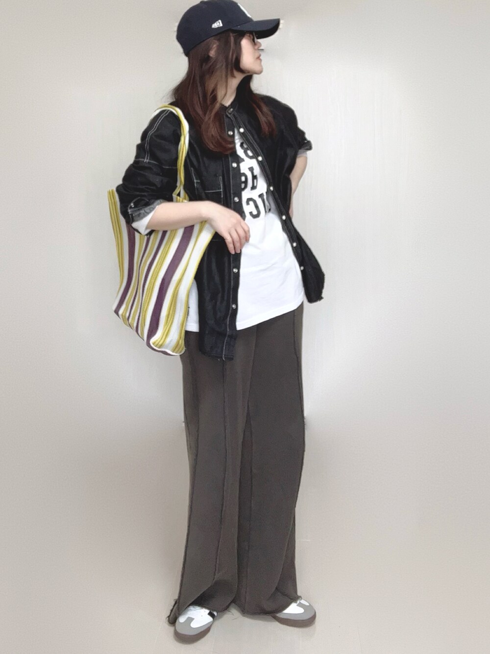 ブラック系のスウェットパンツ、ブラック系のシャツ/ブラウス、ホワイト系のTシャツ/カットソーを着用したレディースの春コーディネートの4枚目の写真