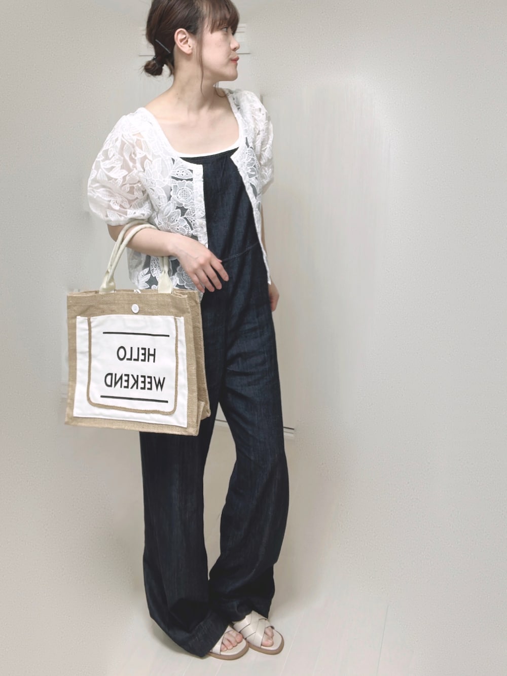 ブルー系のサロペット/オーバーオール、ホワイト系のシャツ/ブラウス、ホワイト系のかごバッグを着用したレディースの夏コーディネートの4枚目の写真