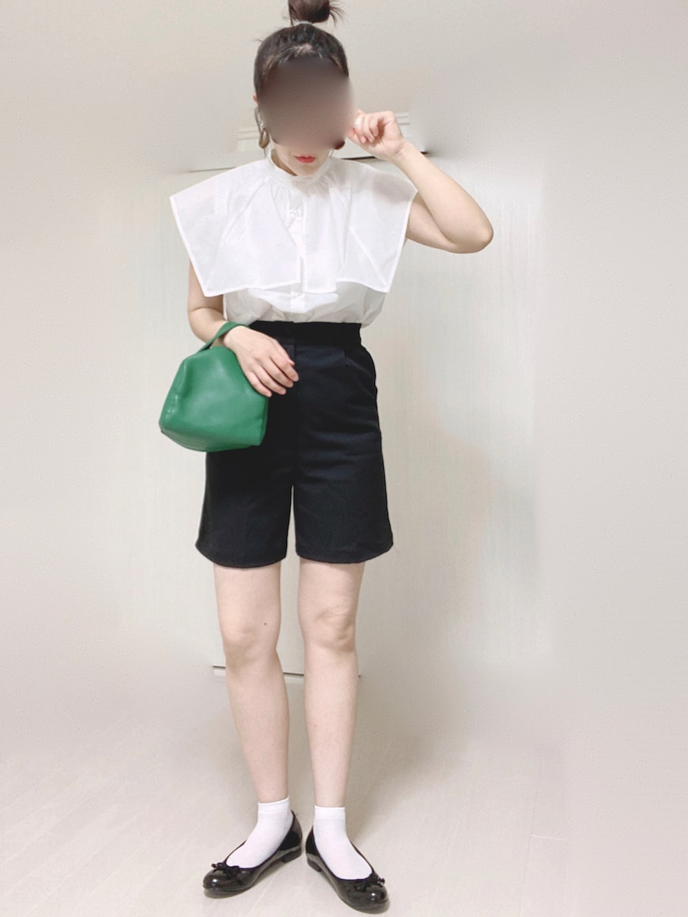 ブラック系のその他パンツ、ホワイト系のシャツ/ブラウス、グリーン系のハンドバッグを着用したレディースの夏コーディネートの2枚目の写真