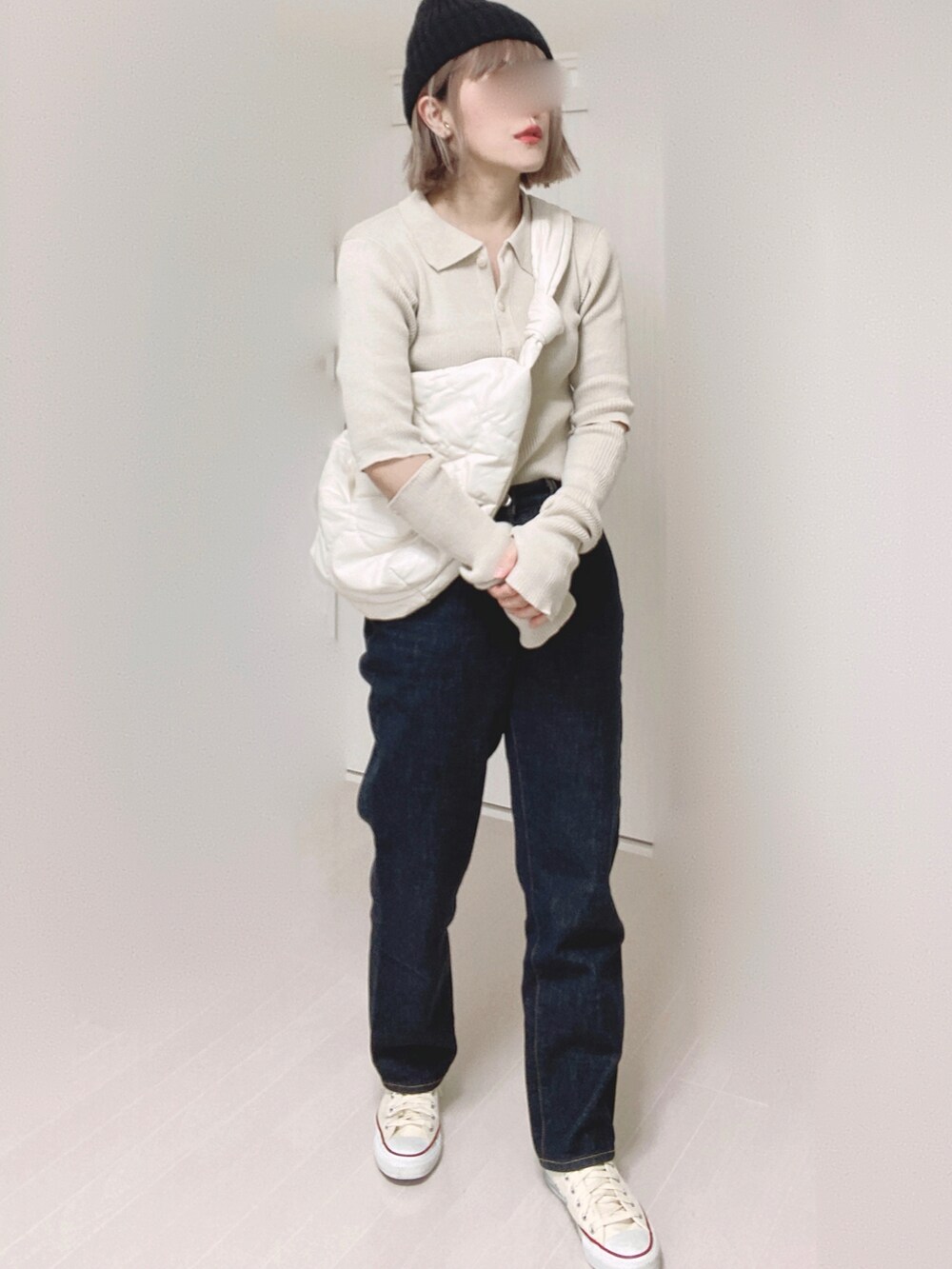 ホワイト系のカーディガン/ボレロ、ホワイト系のショルダーバッグ、ブルー系のデニムパンツを着用したレディースの秋コーディネートの5枚目の写真