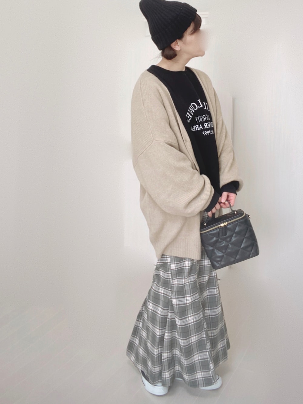 ベージュ系のカーディガン/ボレロ、ブラック系のスウェット、ブラック系のショルダーバッグを着用したレディースの冬コーディネートの4枚目の写真