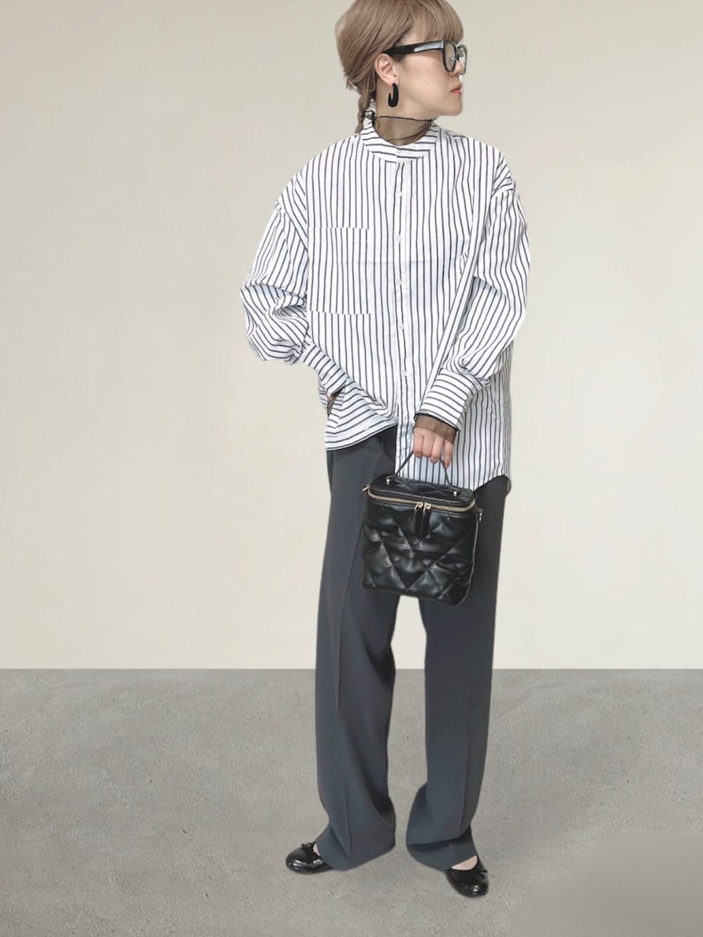 ホワイト系のシャツ/ブラウス、ブラック系のTシャツ/カットソー、ブラック系のショルダーバッグを着用したレディースの秋コーディネートの3枚目の写真