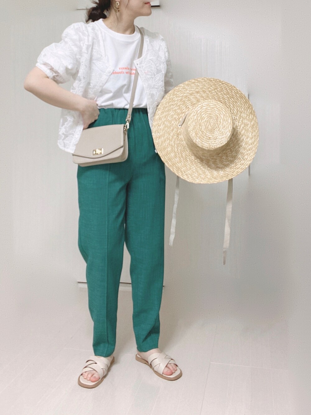 ホワイト系のサンダル、オレンジ系のTシャツ/カットソー、ホワイト系のシャツ/ブラウスを着用したレディースの春コーディネートの3枚目の写真