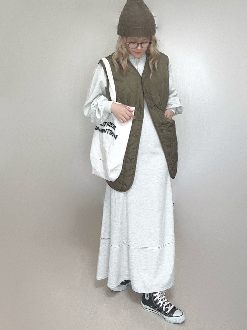 グレー系のワンピース、グリーン系のジャケット/アウター、ホワイト系のトートバッグを着用したレディースの秋コーディネートの3枚目の写真